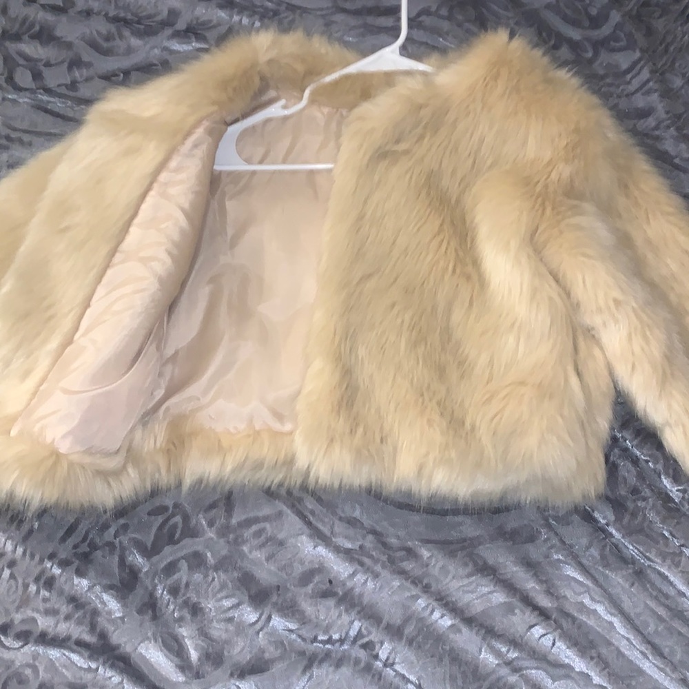 Cream fur coat with 2 pockets